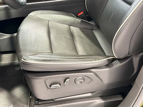 Used 2025 Cadillac Escalade ESV Premium Luxury image 19