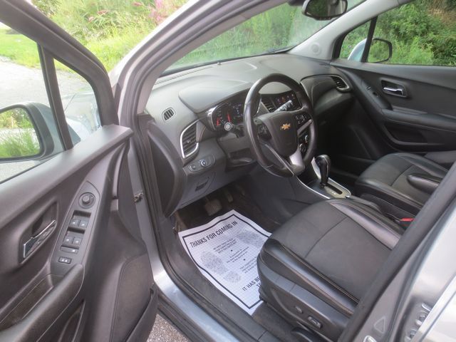 Used 2020 Chevrolet Trax LT w/ LT Convenience Package AWD/4WD image 3