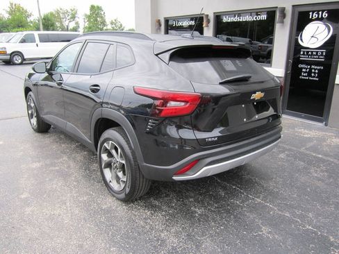 Used 2025 Chevrolet Trax LT w/ Sunroof Package FWD image 3