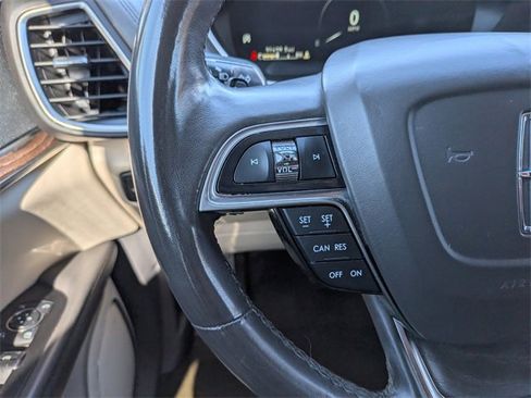Used 2019 Lincoln Nautilus Select image 15