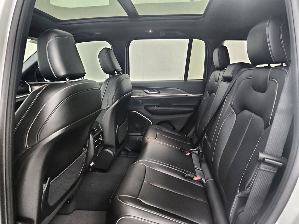New 2026 Jeep Grand Cherokee Limited w/ Luxury Tech Group II AWD/4WD image 32