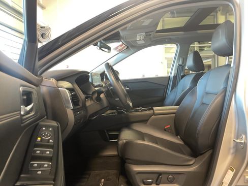 Used 2023 Nissan Rogue SL w/ SL Premium Package image 3