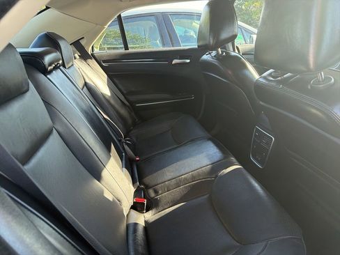 Used 2019 Chrysler 300 Limited AWD/4WD image 5
