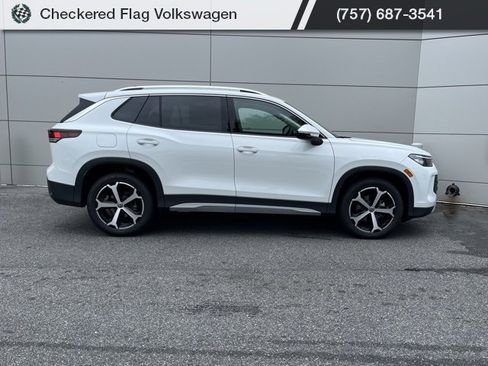 New 2025 Volkswagen Tiguan SE image 22