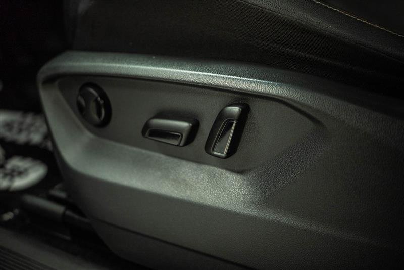 Used 2018 Volkswagen Tiguan SE w/ Panoramic Sunroof Package FWD image 16