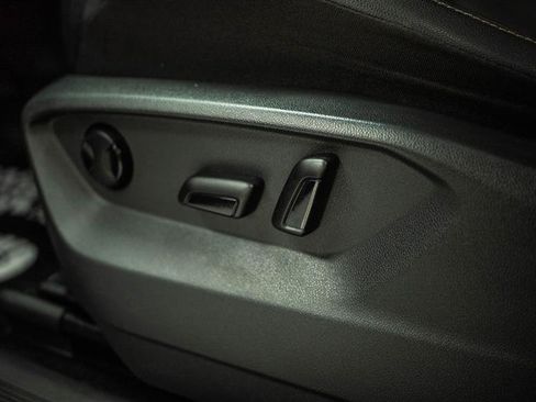 Used 2018 Volkswagen Tiguan SE w/ Panoramic Sunroof Package FWD image 16
