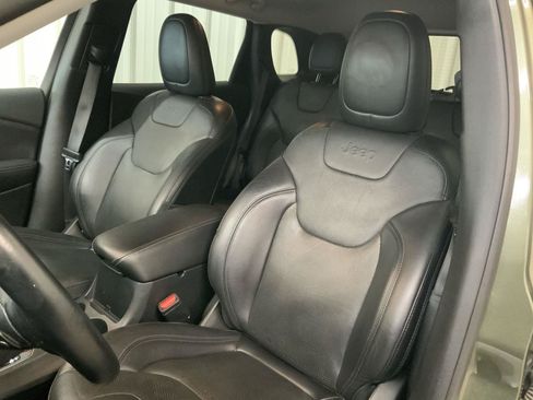 Used 2019 Jeep Cherokee Limited AWD/4WD image 3