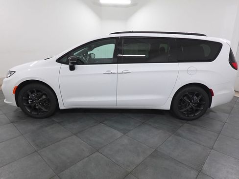 New 2026 Chrysler Pacifica Select w/ S Appearance Package FWD image 3