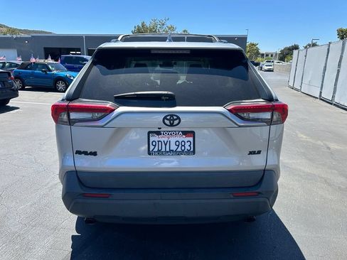 Used 2022 Toyota RAV4 XLE w/ Convenience Package FWD image 3
