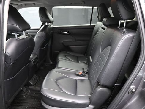 Used 2024 Toyota Highlander XLE AWD/4WD image 12