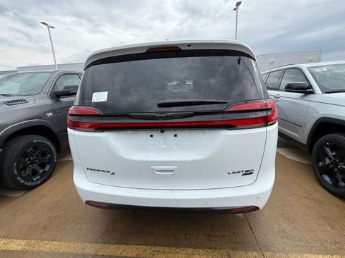 New 2026 Chrysler Pacifica Limited w/ S Appearance Package image 11