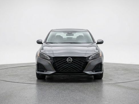 Used 2025 Nissan Altima 2.5 SV FWD image 2