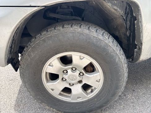 Used 2015 Toyota Tacoma 4x4 Access Cab V6 w/ TRD Off-Road Package image 5