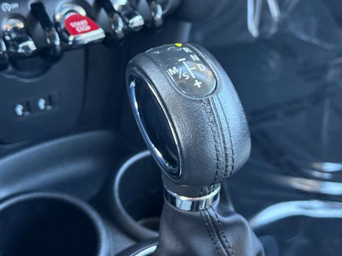 Used 2019 MINI Cooper 4-Door Hardtop w/ Signature Upholstery Package image 16