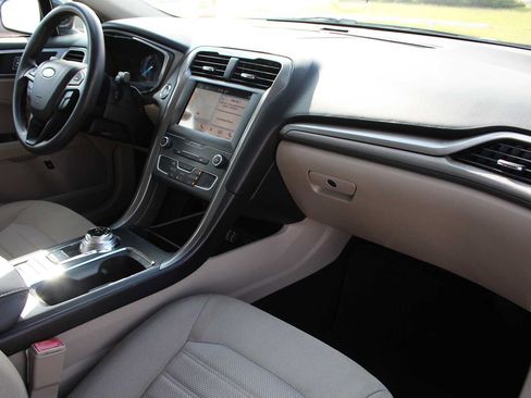 Used 2019 Ford Fusion SE FWD image 14