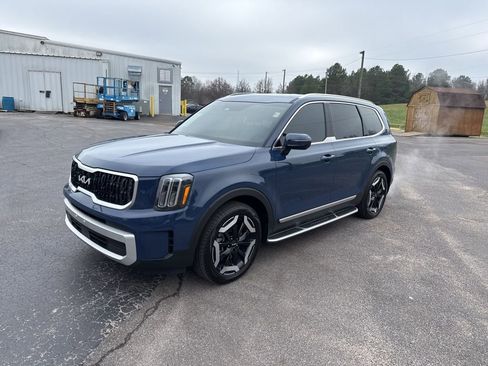 Used 2024 Kia Telluride EX w/ EX Captain's Chair Package image 7