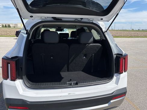 Used 2024 Kia Sorento S image 9