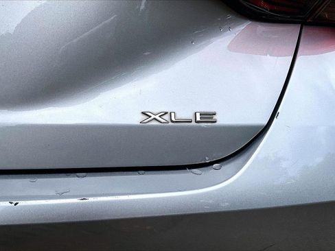 Used 2021 Toyota Avalon XLE w/ Moonroof Package FWD image 21