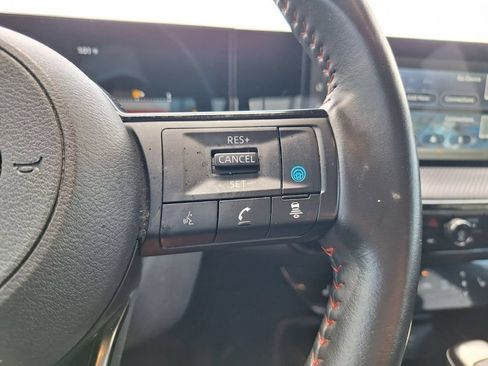 Used 2025 Nissan Kicks SR w/ SR Premium Package FWD image 15