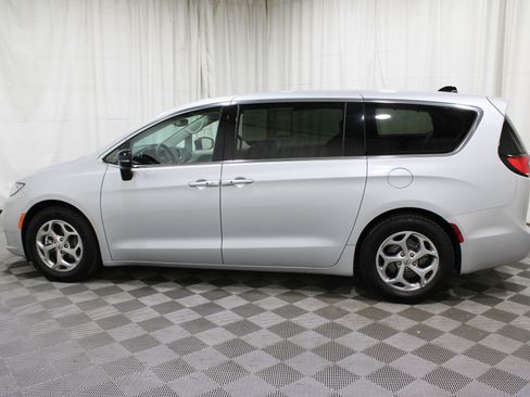 Used 2024 Chrysler Pacifica Limited image 38