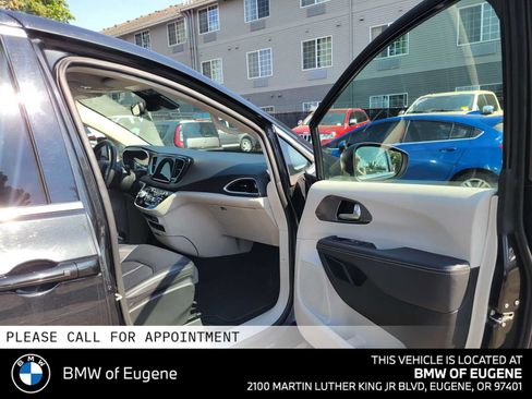Used 2023 Chrysler Pacifica Touring-L FWD image 10