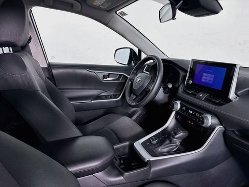 Used 2025 Toyota RAV4 XLE AWD/4WD image 37