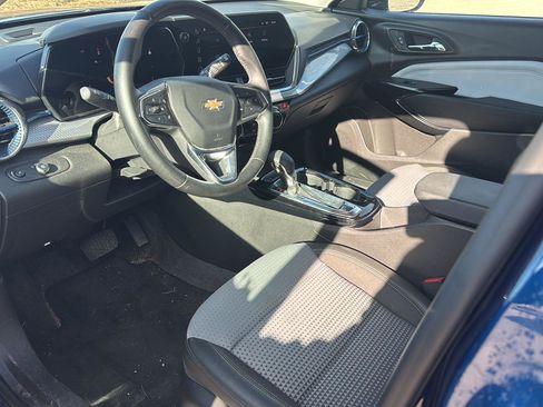 Used 2024 Chevrolet Trax LT w/ LT Convenience Package image 13