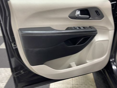 Used 2024 Chrysler Pacifica Touring-L FWD image 12