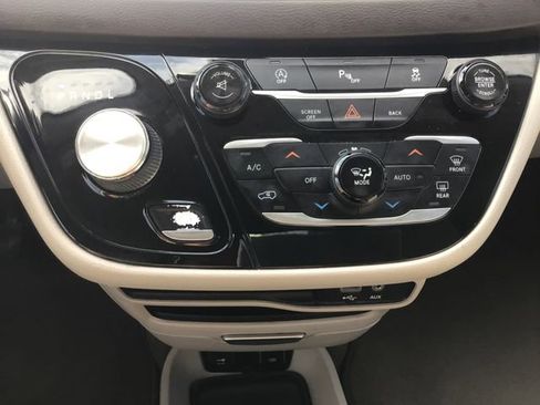 Used 2017 Chrysler Pacifica Touring-L FWD image 34