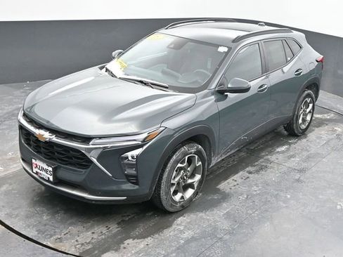 Used 2025 Chevrolet Trax LT image 37