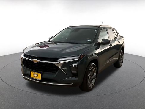 Used 2025 Chevrolet Trax LT FWD image 7