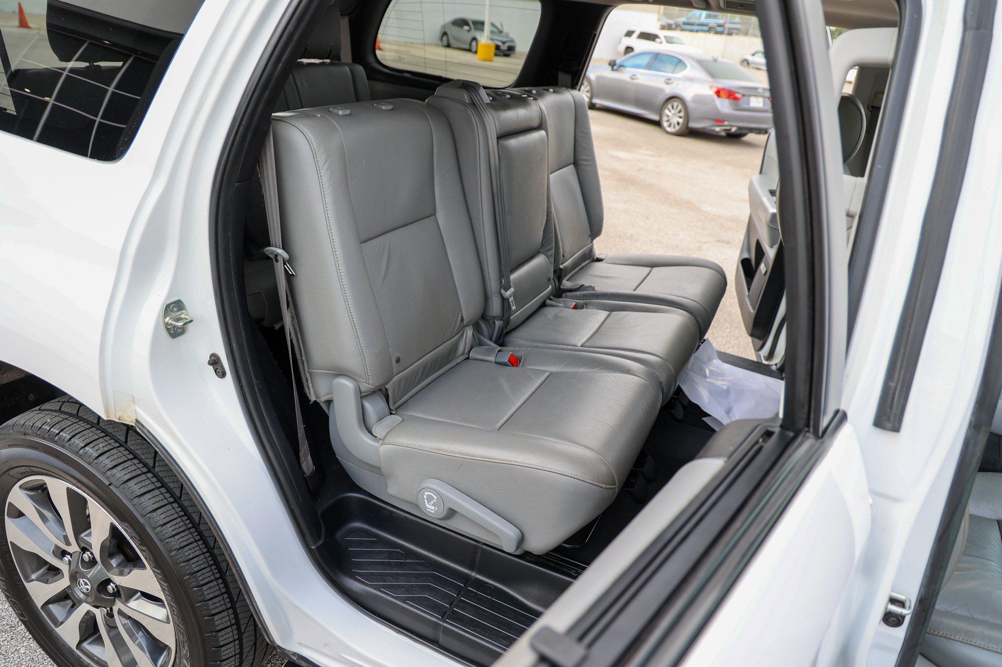 Used 2020 Toyota Sequoia Limited w/ Safety & Convenience Package AWD/4WD image 44