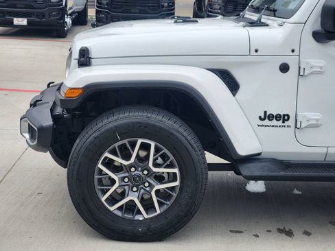 Used 2025 Jeep Wrangler Unlimited Sahara AWD/4WD image 10