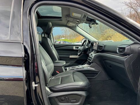 Used 2022 Ford Explorer XLT w/ Equipment Group 202A image 11