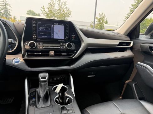 Used 2020 Toyota Highlander XLE AWD/4WD image 25