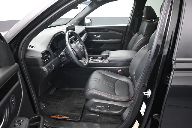 Used 2025 Honda Pilot TrailSport image 9