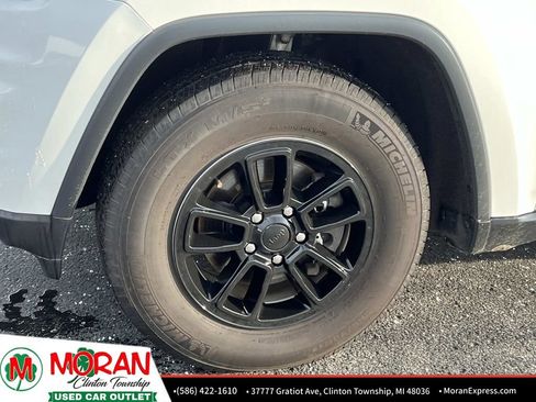 Used 2018 Jeep Grand Cherokee Laredo image 9