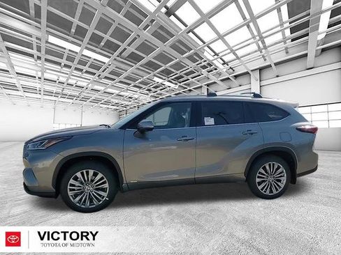 Used 2025 Toyota Highlander Platinum image 6