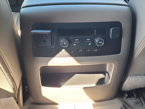 Used 2020 GMC Yukon SLT w/ Premium Edition image 12