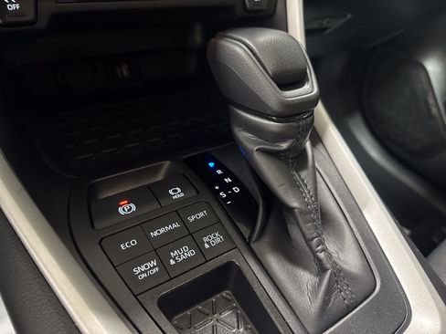 Used 2025 Toyota RAV4 XLE AWD/4WD image 21