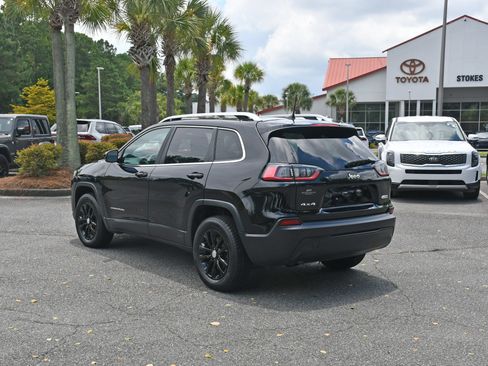 Used 2019 Jeep Cherokee Latitude Plus AWD/4WD image 3