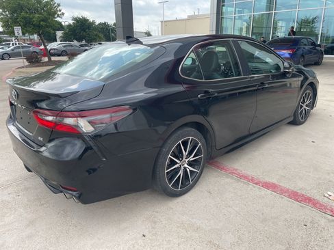 Used 2024 Toyota Camry SE w/ Cold Weather Package FWD image 9