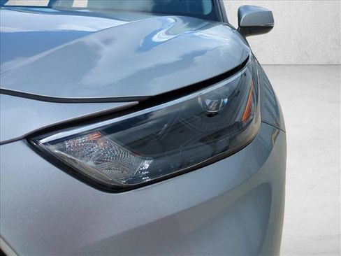 Used 2023 Toyota Highlander XLE FWD image 6