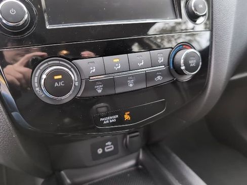 Used 2019 Nissan Rogue Sport S image 19