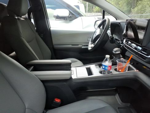 Used 2026 Toyota Sienna XLE FWD image 9