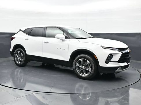 Used 2025 Chevrolet Blazer LT FWD image 3
