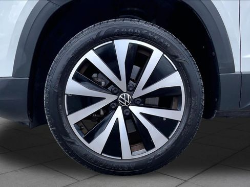Used 2022 Volkswagen Taos SE FWD image 11