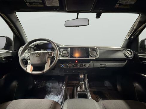 Used 2017 Toyota Tacoma TRD Sport w/ Tow Package (A/T) image 14