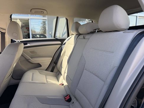Used 2016 Volkswagen Golf S image 22