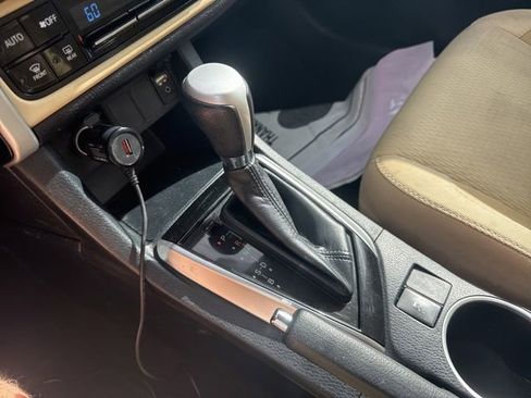Used 2018 Toyota Corolla LE w/ Carpet Mat Package (TMS) FWD image 19